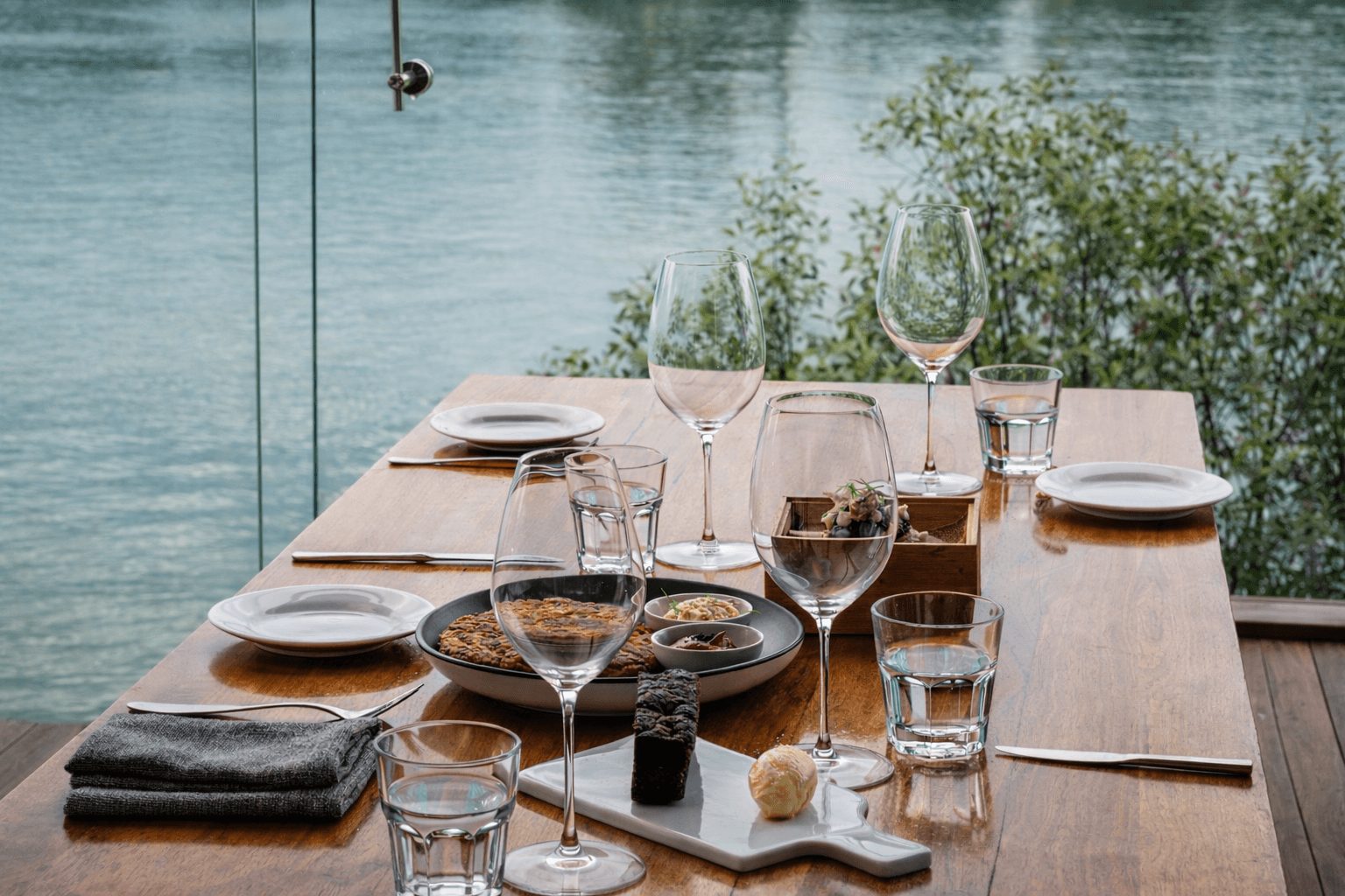 H2O riverside dining