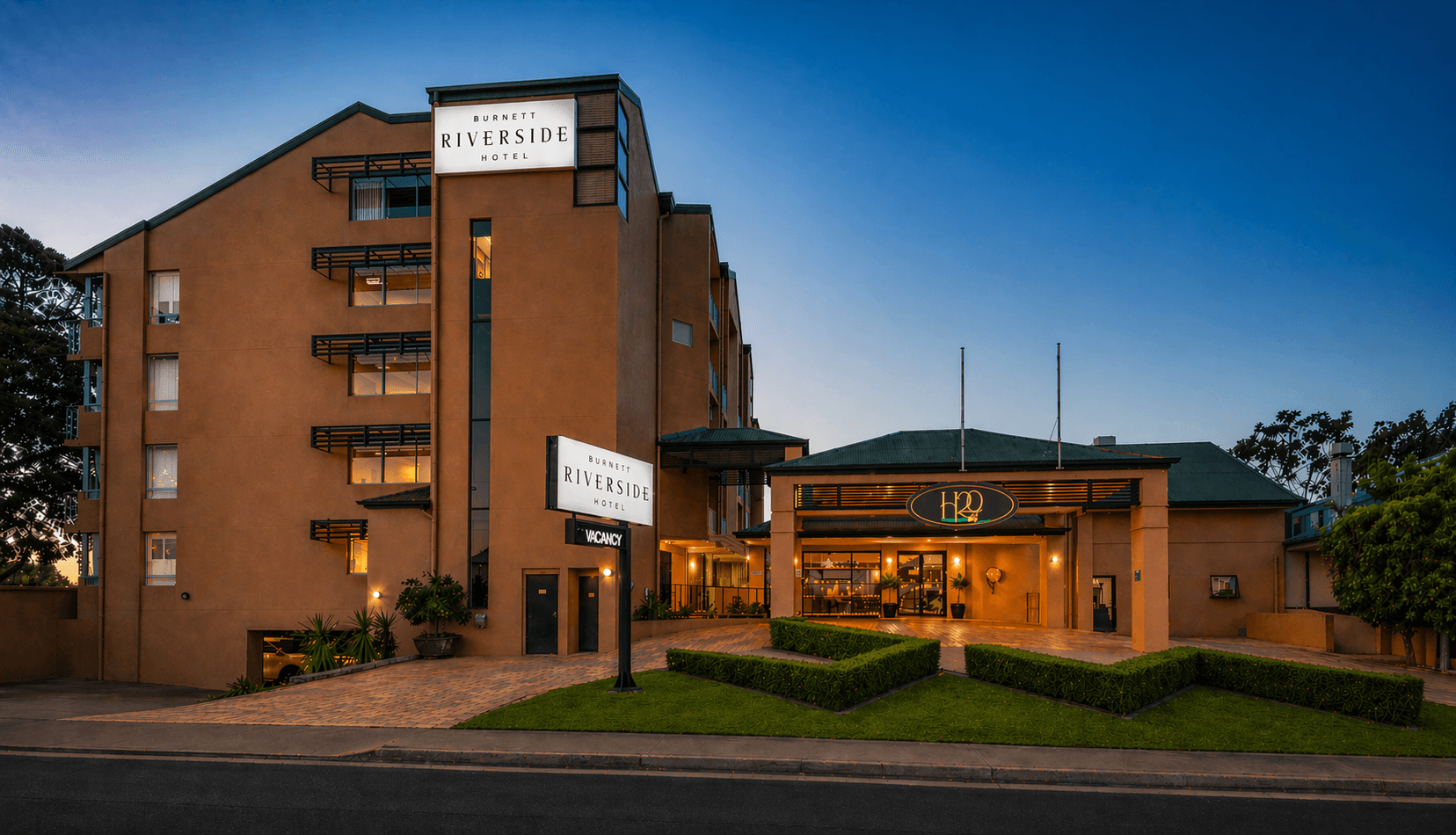 Burnett Riverside Hotel at night, 7 Quay Street Bundaberg