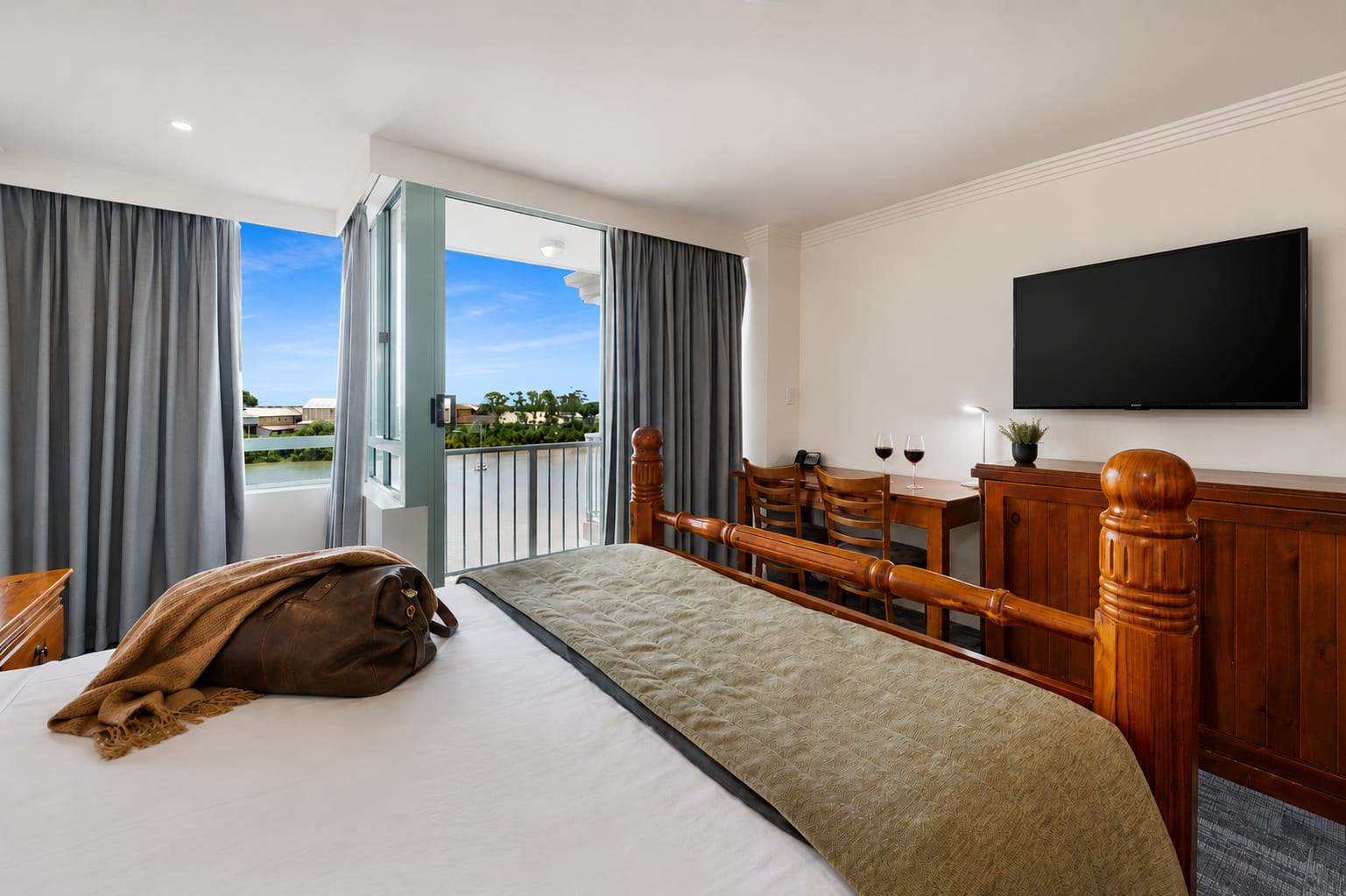 Riverview Queen room at Burnett Riverside Hotel — Spring Escape offer