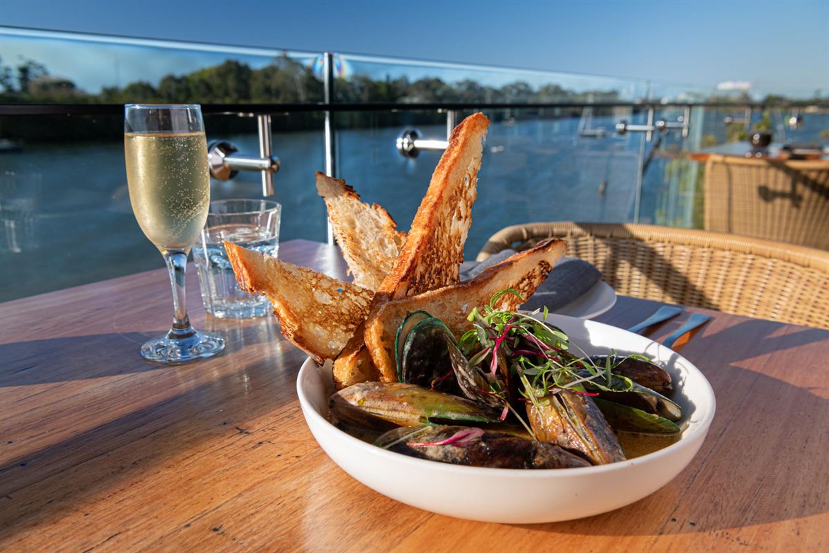 Mussels and a glass of bubbles by the river